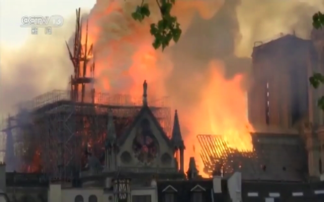 法国总统马克龙：巴黎圣母院2024年完成重建