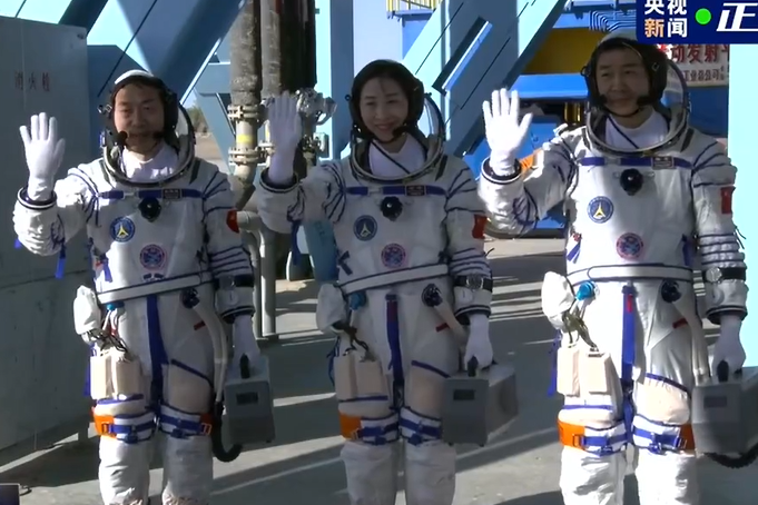 三名航天员竖起大拇指说北京见！