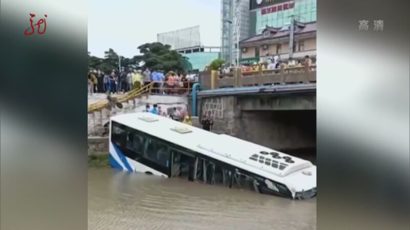 司机心梗！上海一公交车滑入河道