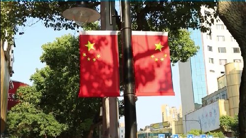 五星红旗挂上温州街头 满城尽是“中国红”