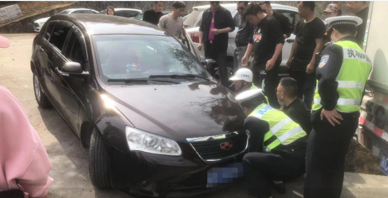 温州平阳：汽车开进路边沟被困，警民合力将车抬出