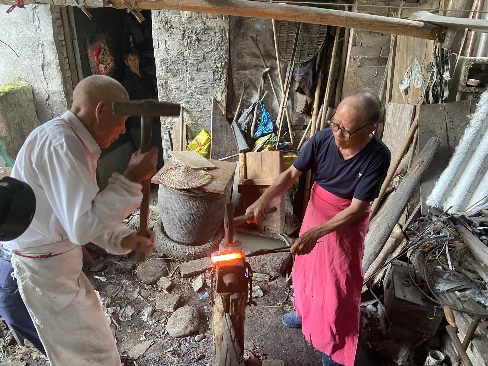 90岁和81岁，两位老铁匠经营了超半个世纪的打铁铺即将熄火
