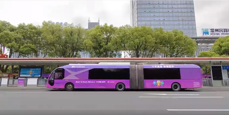 流动的亚运主题宣传公交车，让温州城市亚运氛围更浓