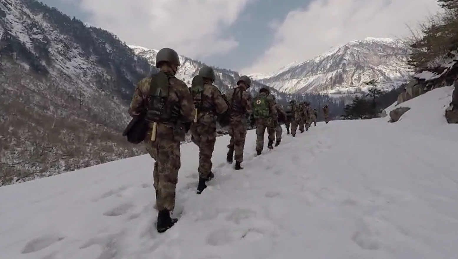 邊防軍人風雪巡邏路