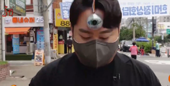 手机“低头族”福音：韩国设计师研发“第三只眼”