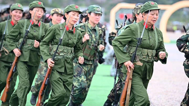 海霞女子民兵连射击练习历史照片