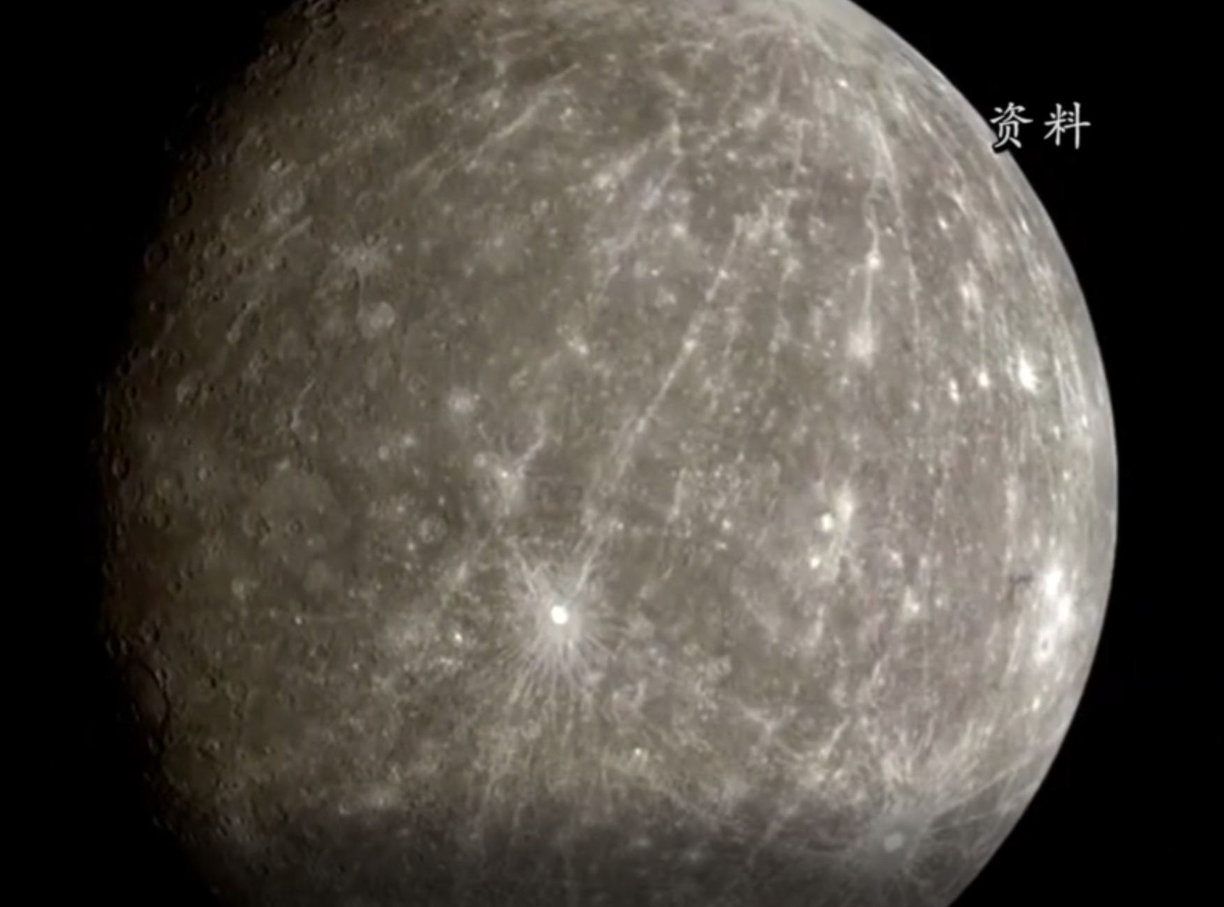 月球表面出现“X”状光影 专家：是一种正常现象，并不神秘