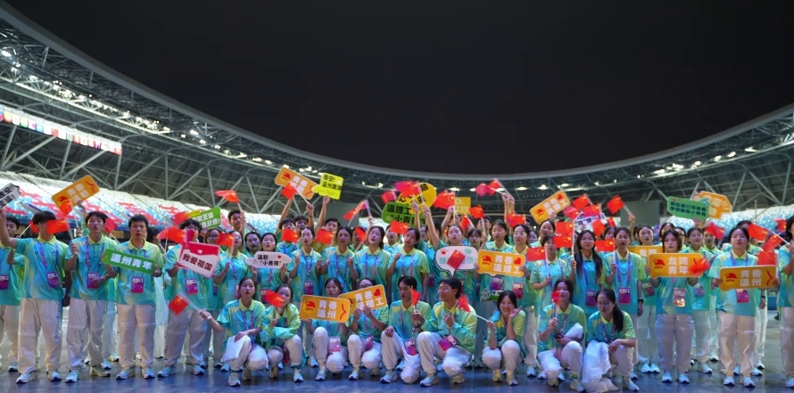 “小青荷”与温州观众合唱《我和我的祖国》