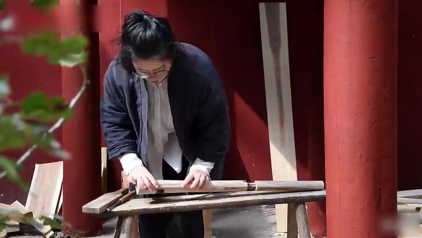 温州文成“90后”姑娘制作中华传统家具圈椅