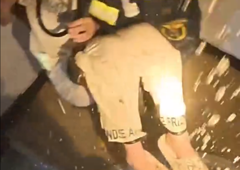 小区起火 消防员成功搜救4名被困人员