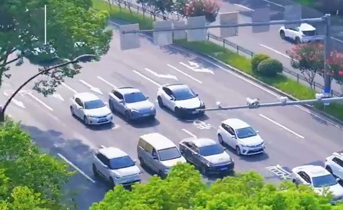 园在城中|车流穿梭,绿意随行