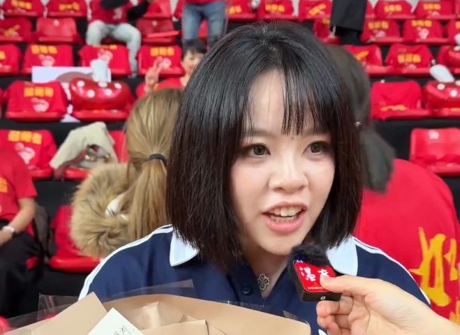 庆元小姐姐25朵玫瑰回赠温州队