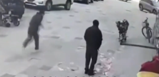 Ӹȡֽ𱻷紵ɢ ·˰һ ˣǳж ˮȥл