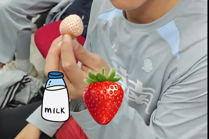 赛后苍南队集体吃草莓,“湾星人”送的,好吃