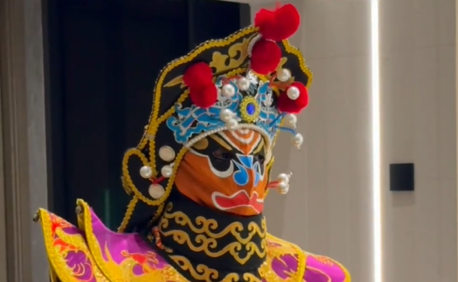 11岁女生将川剧变脸融入街舞,带来炸裂中国风表演