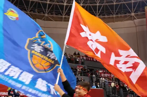 挺进八强 “南旗”飘扬