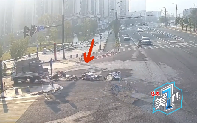 货车转弯纸板侧翻散落一地 温州交警化身“搬运工”暖心相助