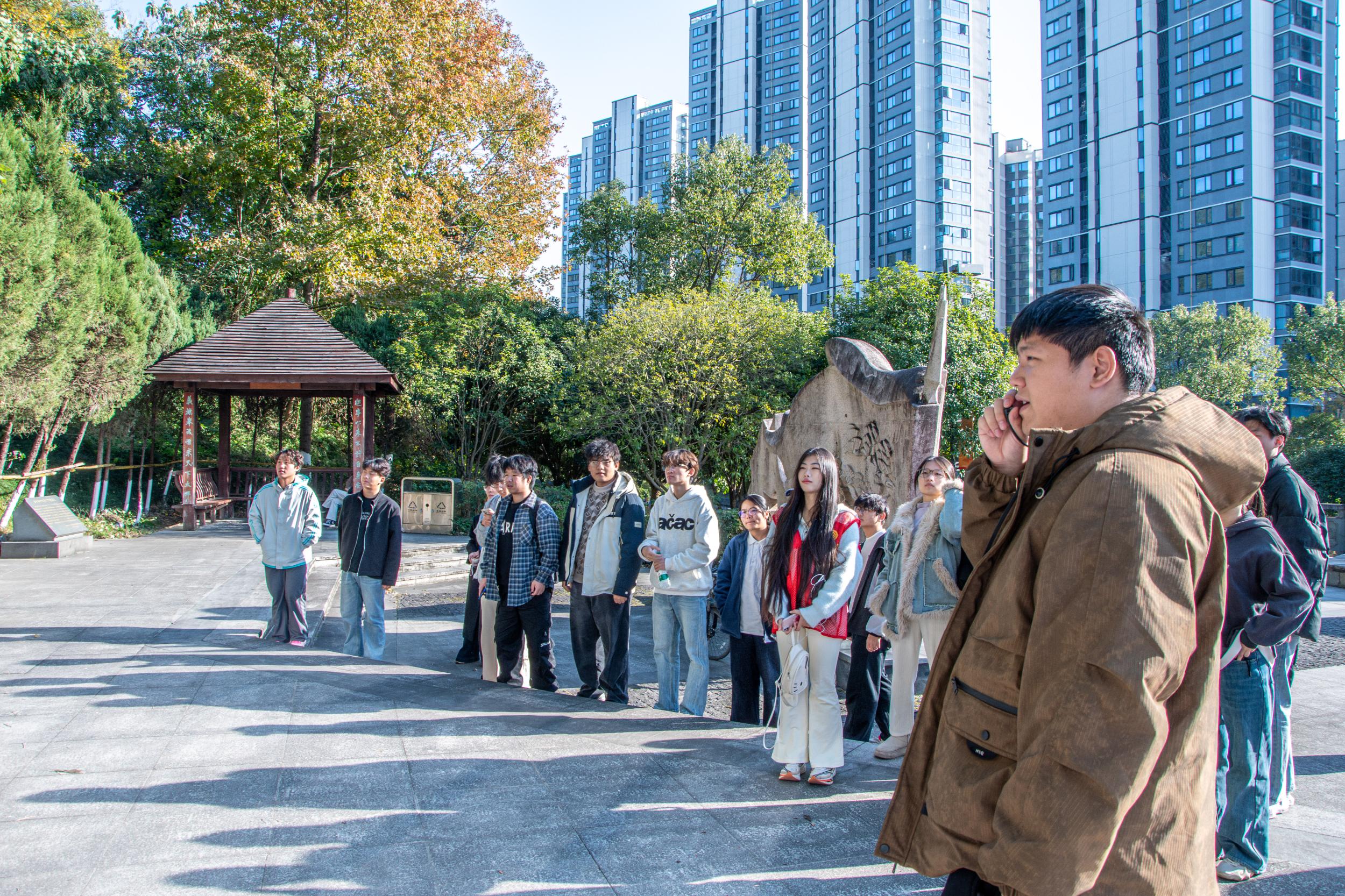 国家公祭日里的“行走思政课” 温科学子在牛山读懂温州精神