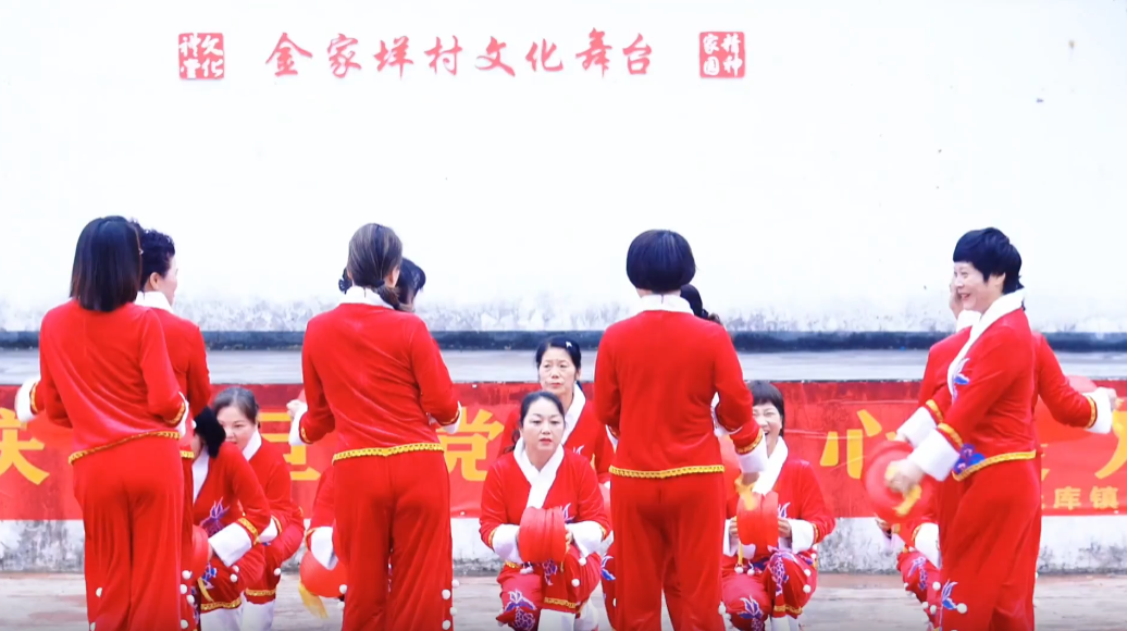 邻里欢聚 佳节共舞