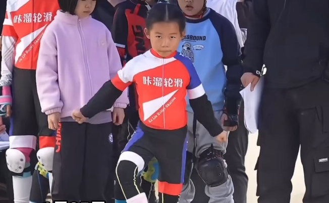8岁“小孩姐”单脚轮滑过桩,主打一个丝滑