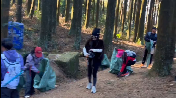 ��30���˽�һ���¾�ɽ���Σ��ϼ���������Լ1300��