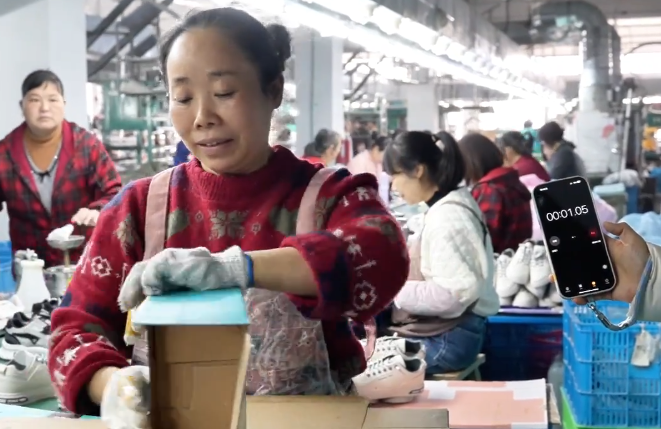 4秒一个！鞋厂女工巧手抢工忙