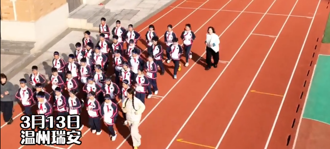 从“先晨读”到“先运动”,操场秒变“多巴胺”工厂