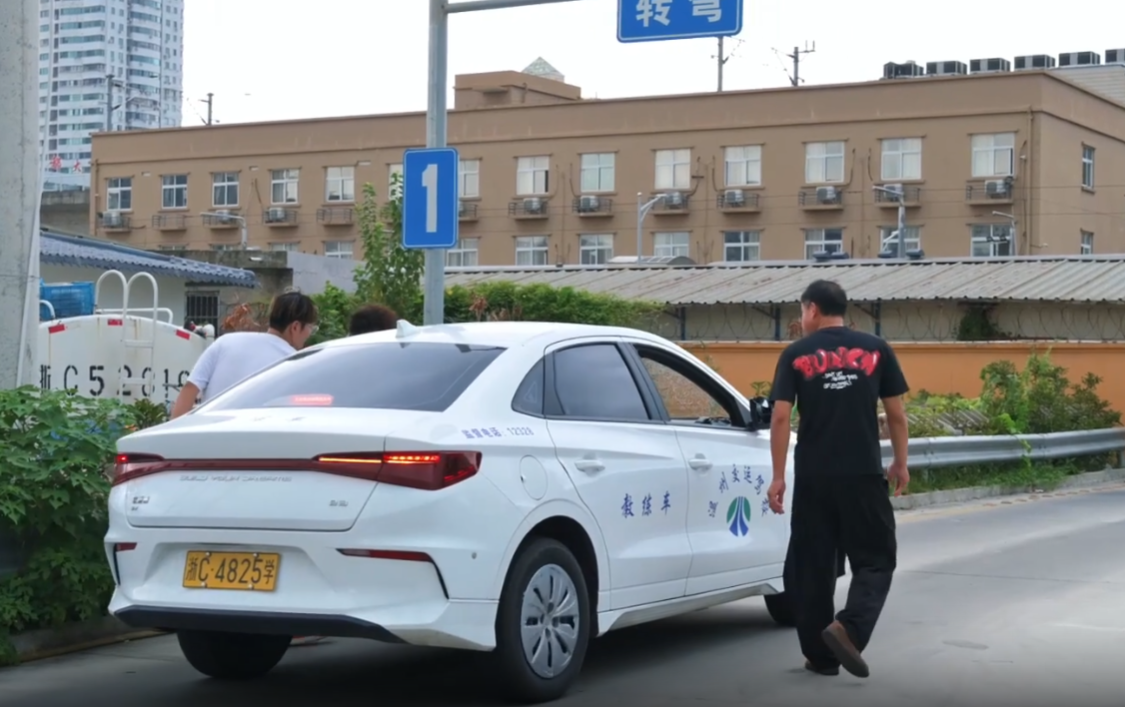 ���ҵ�δ�������Ρ���ĬĬŬ����ֻΪԲ�����Ǹ���ʻ����Ա��