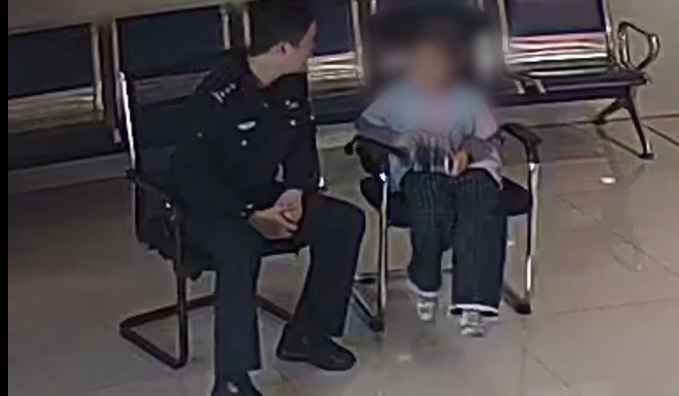 小女孩在小区内独自徘徊,民警带回派出所照顾两个多小时,女孩画了幅画送给民警