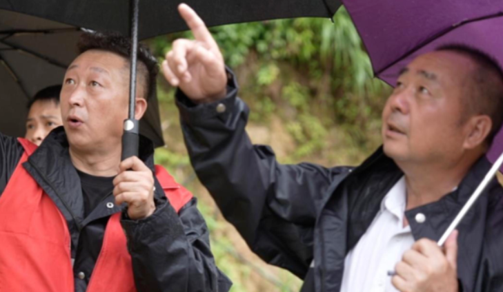 新老村党支部书记并肩作战!风雨同心守护平安