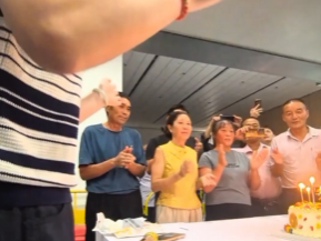 ̨�硰�׺��ࡱ��½ǰ��ҹ����һ����ʱ����ȴ�־���׼���ļ������ջ��ڴ˾���