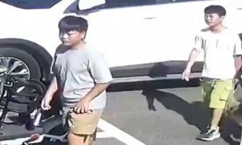 小孩哥用零花钱买瓜 给警察叔叔送“清凉”