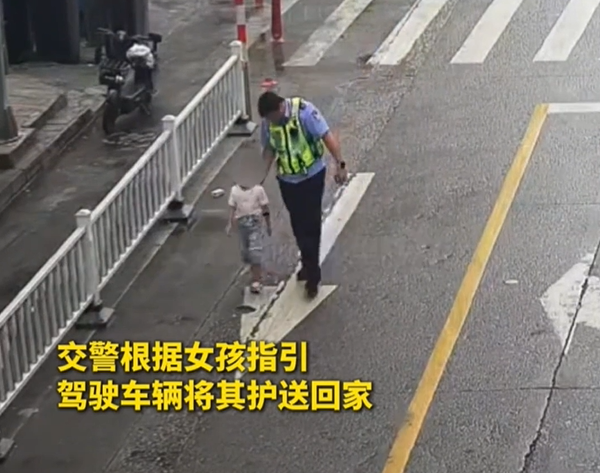 “别哭,叔叔送你回家!”小女孩“流浪”街头,交警停下脚步牵起了她的手